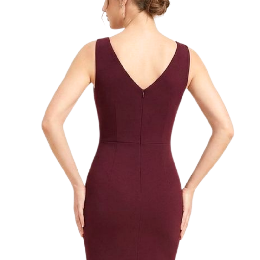 Elegantes weinrotes Abendkleid mit V-Ausschnitt und Rüschen